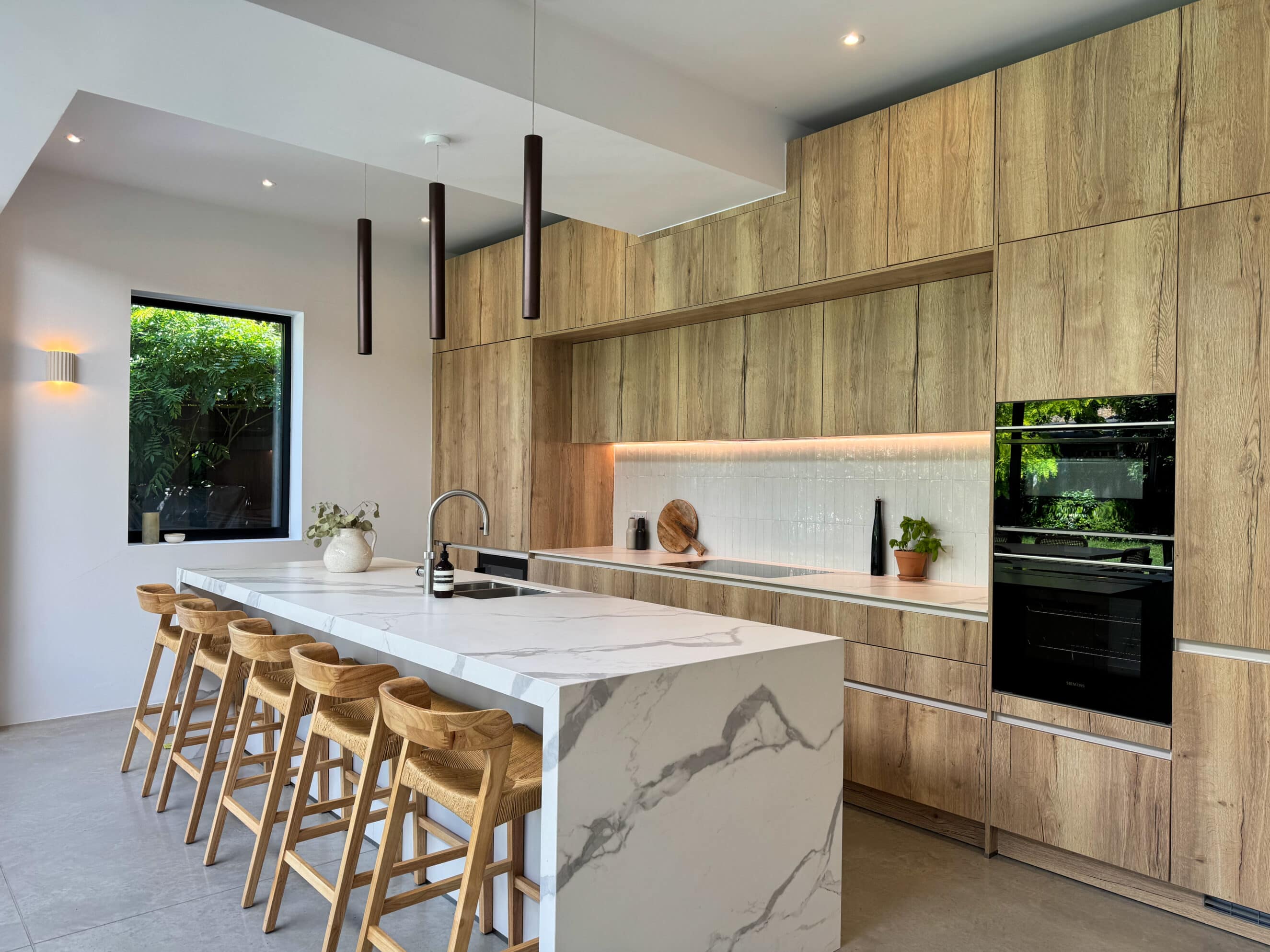 Concrete flooring is durable, scratch-resistant, and easy to clean. Perfect for homes with pets and kids. Explore Lazenby’s bespoke polished concrete solutions today.